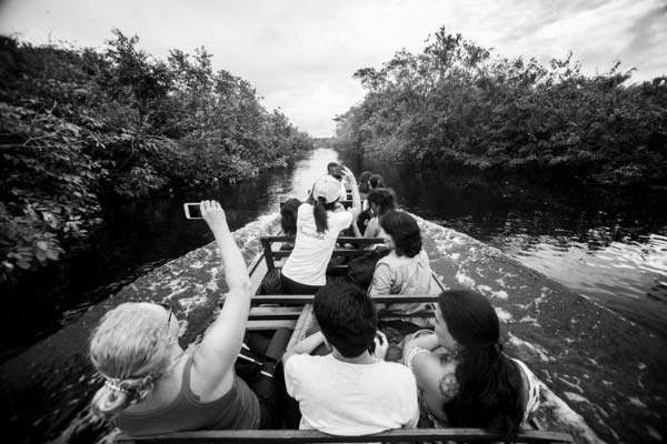 Volunturistas em canoa no Rio Negro, Amazônia