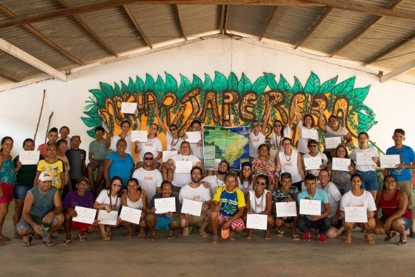 Entrega de certificados de voluntariado em expedição amazônia pela Vivalá