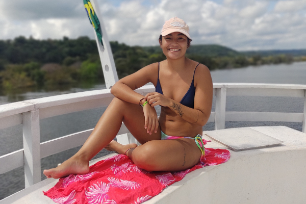 viajante no barco da expedição amazônia rio tapajós